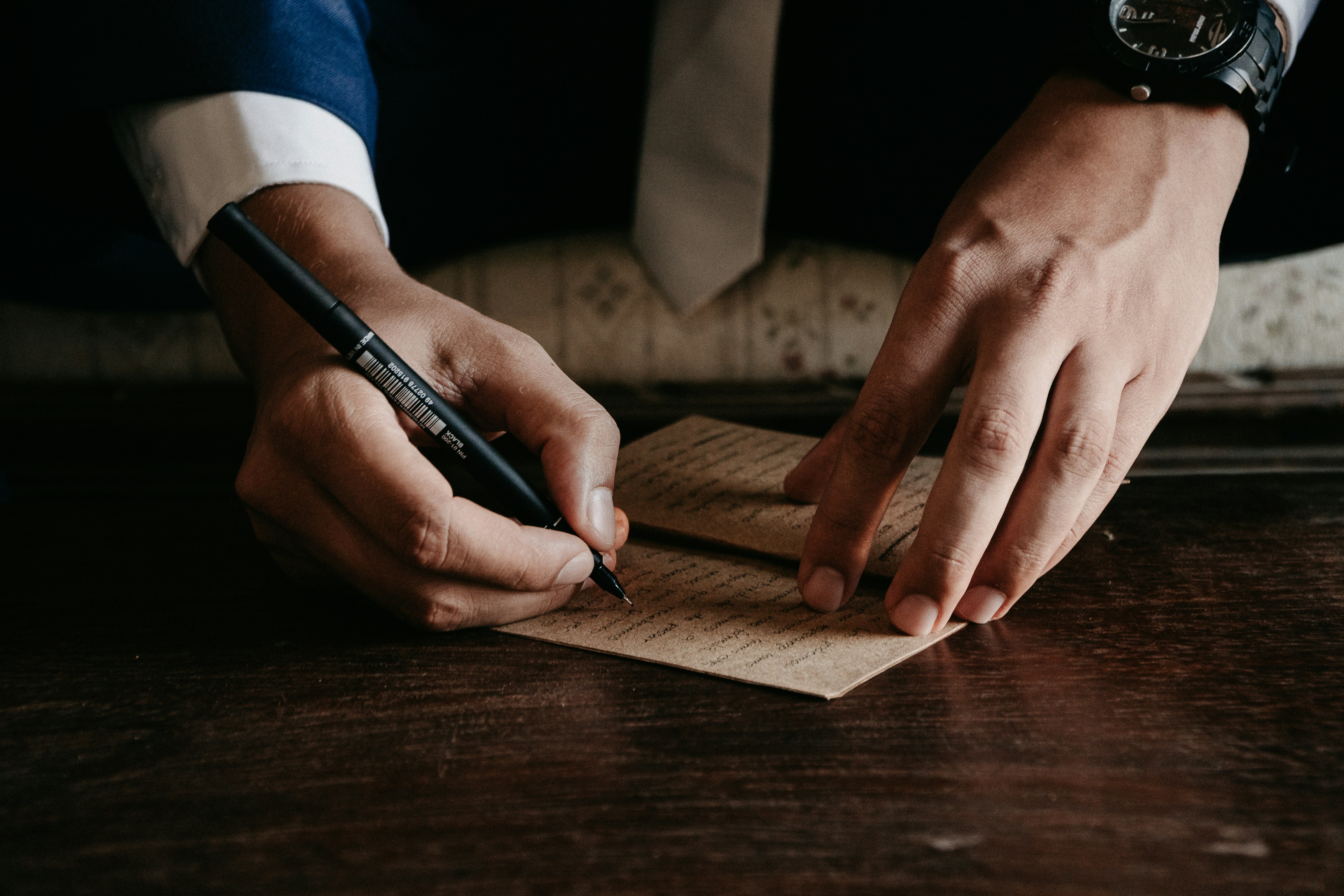 Manos escribiendo un documento legal